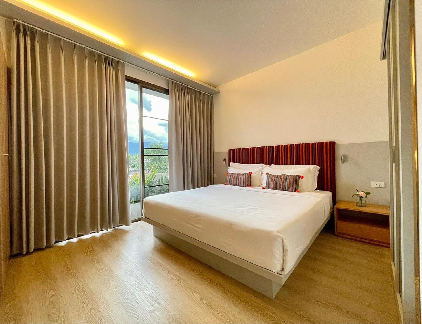 At Thaphae Hostel Чиангмай Экстерьер фото